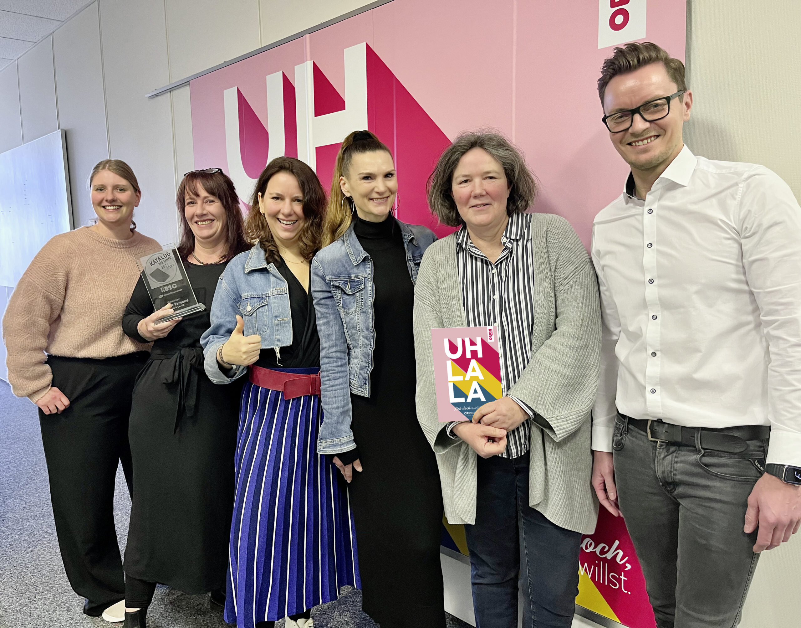 Print-Team ORION Unser Print-Team mit dem Katalog des Jahres (von l. nach r.) Tjorve Nielsen, Nicole Brösel, Michaela Reifferscheidt, Stefanie Brodersen, Margitta Ziebell, Benjamin Tramsen